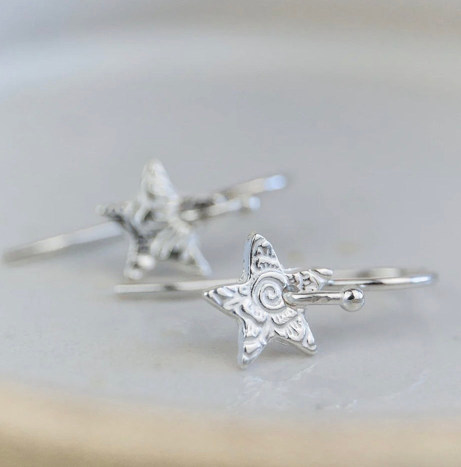 Lucy Kemp - Sterling silver Mini textured star charm earrings