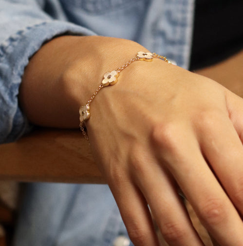 Golden chain and quatrefoil bracelet with Shell insets