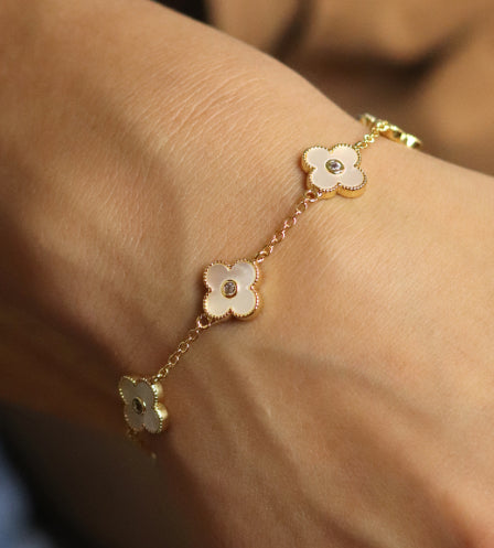 Golden chain and quatrefoil bracelet with Shell insets